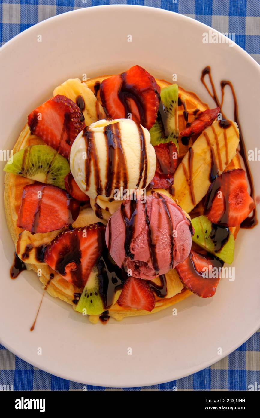 Nussfreie Eiscreme und Fruchtwaffel. Stockfoto
