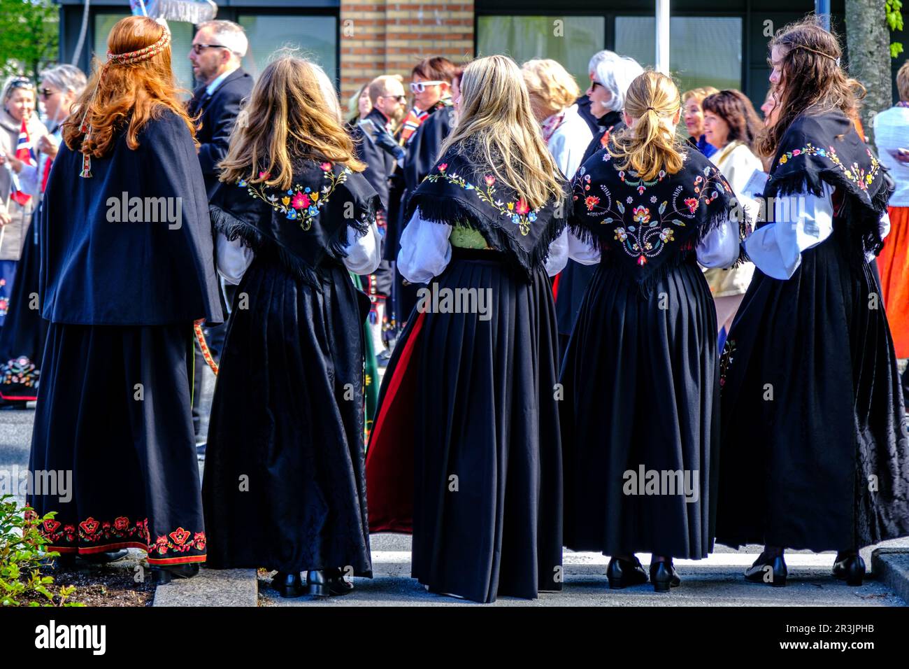 Sandnes, Norwegen, 17 2023. Mai, Four Women In Traditional Dress Watching Unabhängigkeitstag Parade Sandnes Norway With Back To Camera Stockfoto