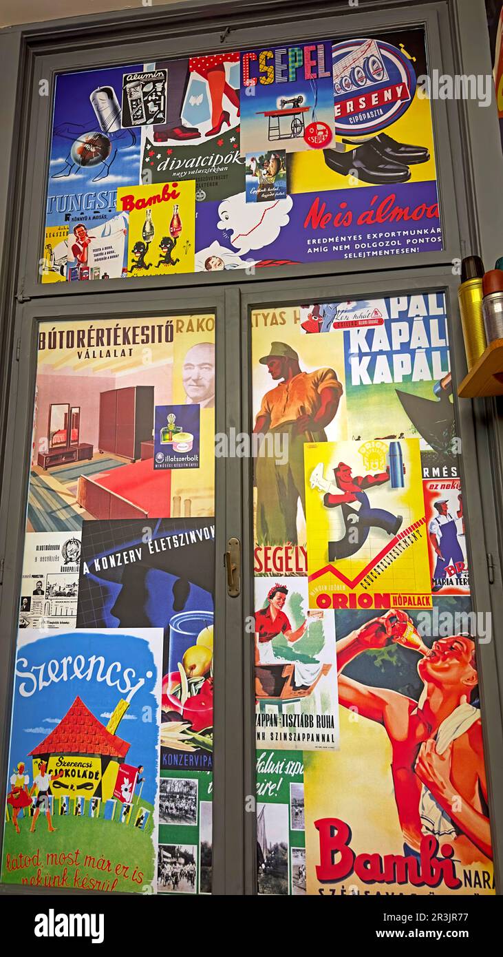 Wand mit Propagandaplakaten aus der Sowjetzeit und Slogans auf Ungarisch und Russisch im Haus des Terrors in Budapest, die den Kommunismus illustrieren Stockfoto