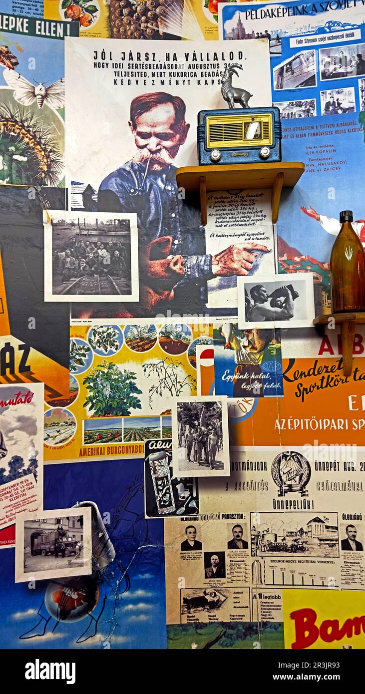 Wand mit Propagandaplakaten aus der Sowjetzeit und Slogans auf Ungarisch und Russisch im Haus des Terrors in Budapest, die den Kommunismus illustrieren Stockfoto