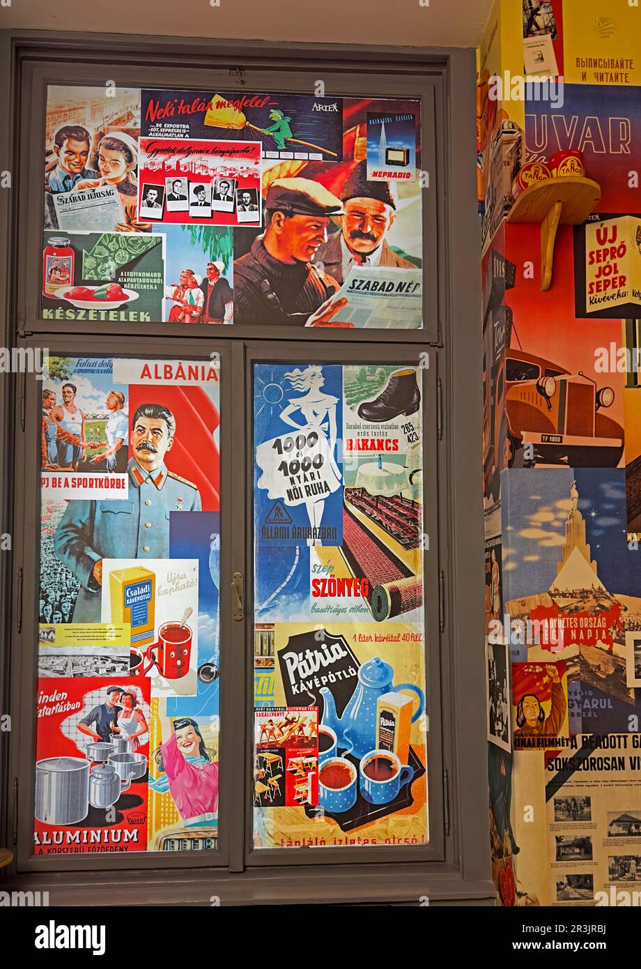 Wand mit Propagandaplakaten aus der Sowjetzeit und Slogans auf Ungarisch und Russisch im Haus des Terrors in Budapest, die den Kommunismus illustrieren Stockfoto