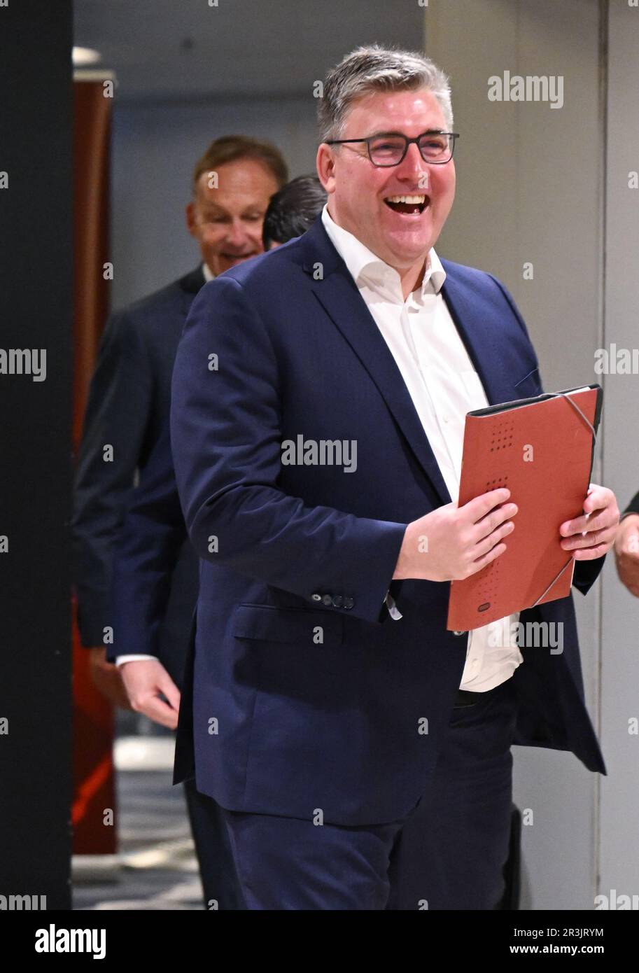 24. Mai 2023, Hessen, Frankfurt/Main: Axel Hellmann (r), Sprecher des Vorstands der Eintracht Frankfurt Fußball AG und einer der beiden Geschäftsführer der DFL GmbH, Und Hans-Joachim Watzke, Geschäftsführer von Borussia Dortmund und Vorsitzender des DFL-Aufsichtsrats, ist auf dem Weg zu einem Treffen am Rande der DFL-Hauptversammlung am Frankfurter Flughafen. Es geht um den möglichen Eintritt eines Investors in die Deutsche Fußballliga (DFL). Foto: Arne Dedert/dpa - WICHTIGER HINWEIS: Gemäß den Anforderungen der DFL Deutsche Fußball Liga und des DFB Deutscher Fußball-Bund, IT i Stockfoto