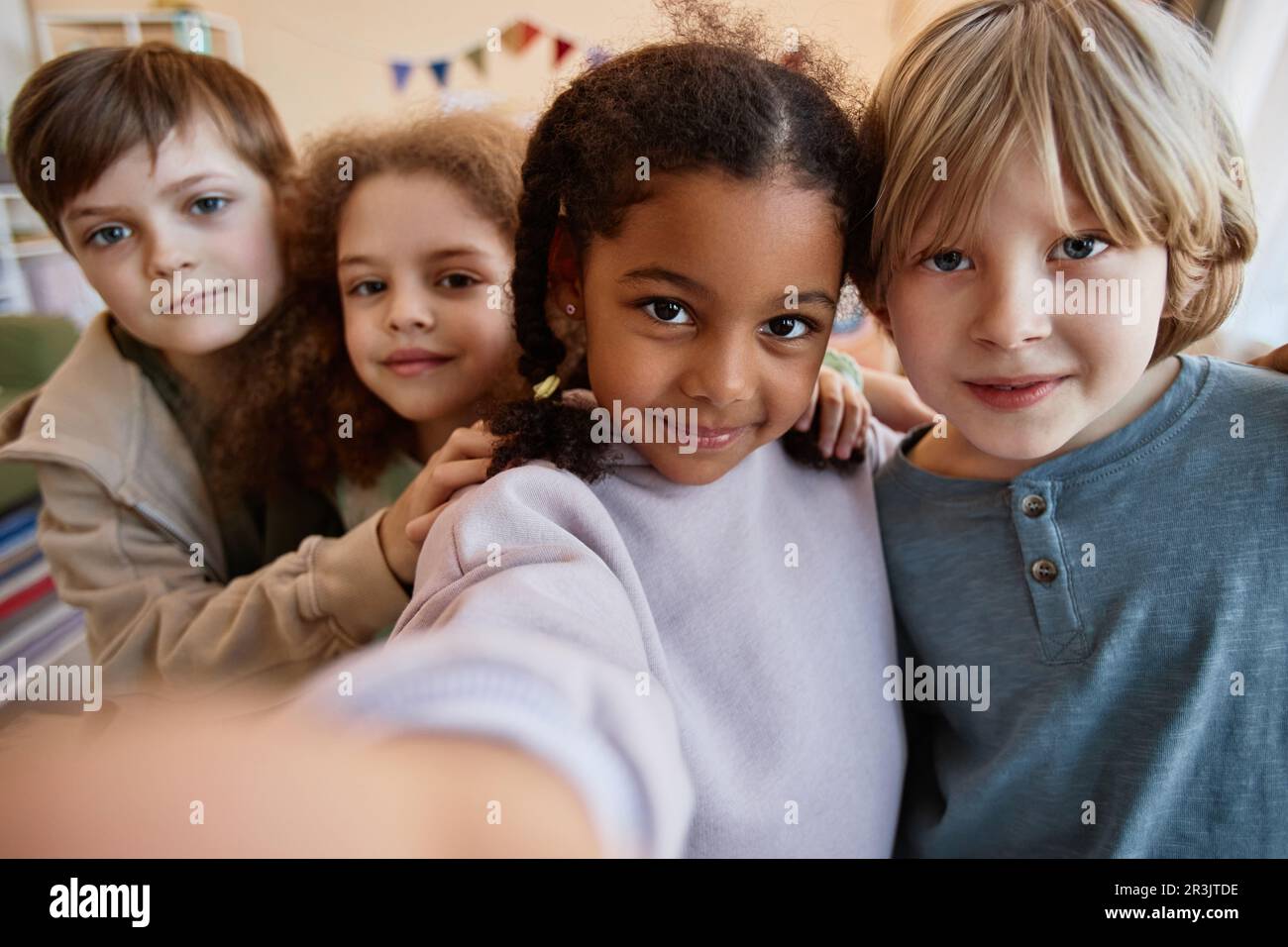 POV vielfältige Gruppe glücklicher Kinder, die zusammen Selfie-Fotos machen und vor der Kamera lächeln Stockfoto