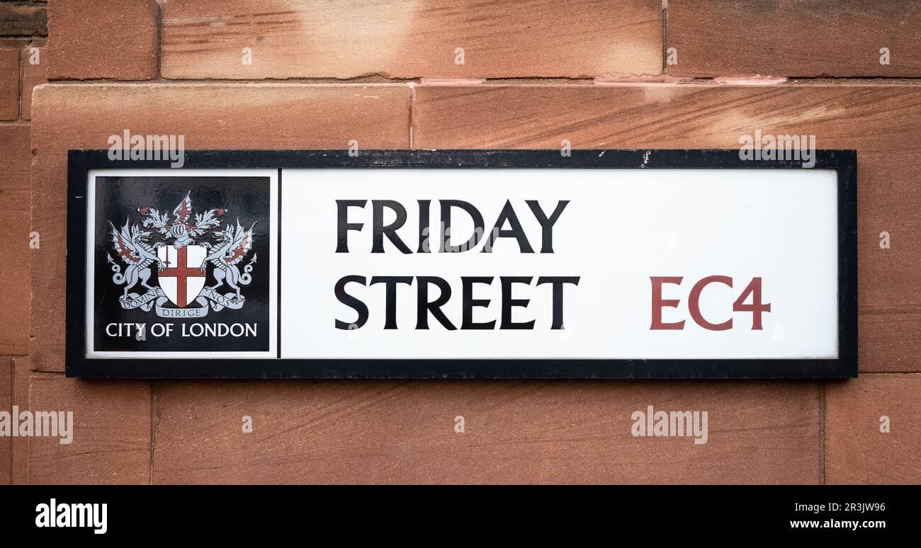 Ein rechteckiges Straßenschild für Friday Street in der City of London, Großbritannien. Mit dem berühmten City of London Wappen und der Postleitzahl EC4, dieser historischen Signatur Stockfoto