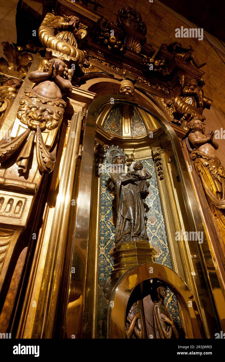 Spanien Balearische Inseln, Mallorca. Santuario de Lluc, Escorca. Imagen de la Virgen, Maria (La Moreneta), piedra de Marés policromada (de entre los S. XIII-XIV). Stockfoto