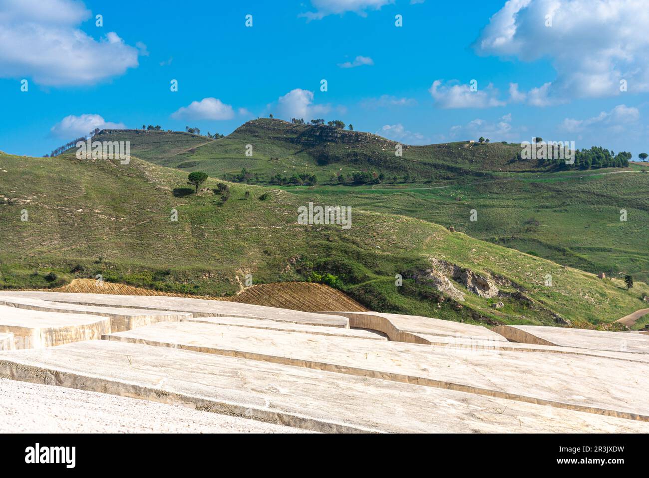 Spektakuläre Kunst in der Landschaft Siziliens. Das Dorf Gibellina unter weißem Zement Stockfoto