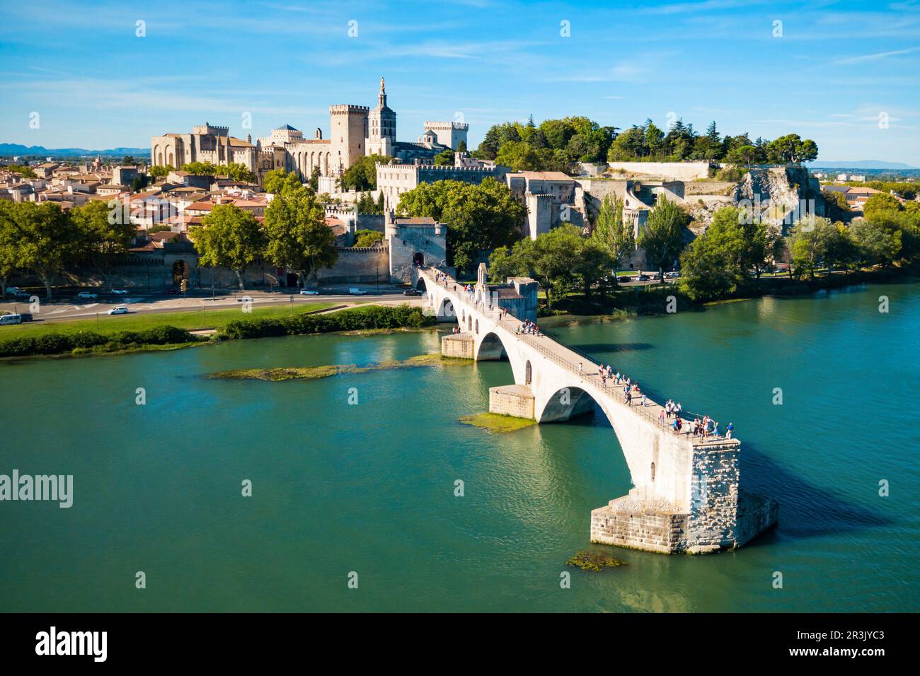 Pont Saint Benezet Brücke und Rhone Antenne Panoramablick in Avignon. Avignon ist eine Stadt auf der Rhone in Südfrankreich. Stockfoto