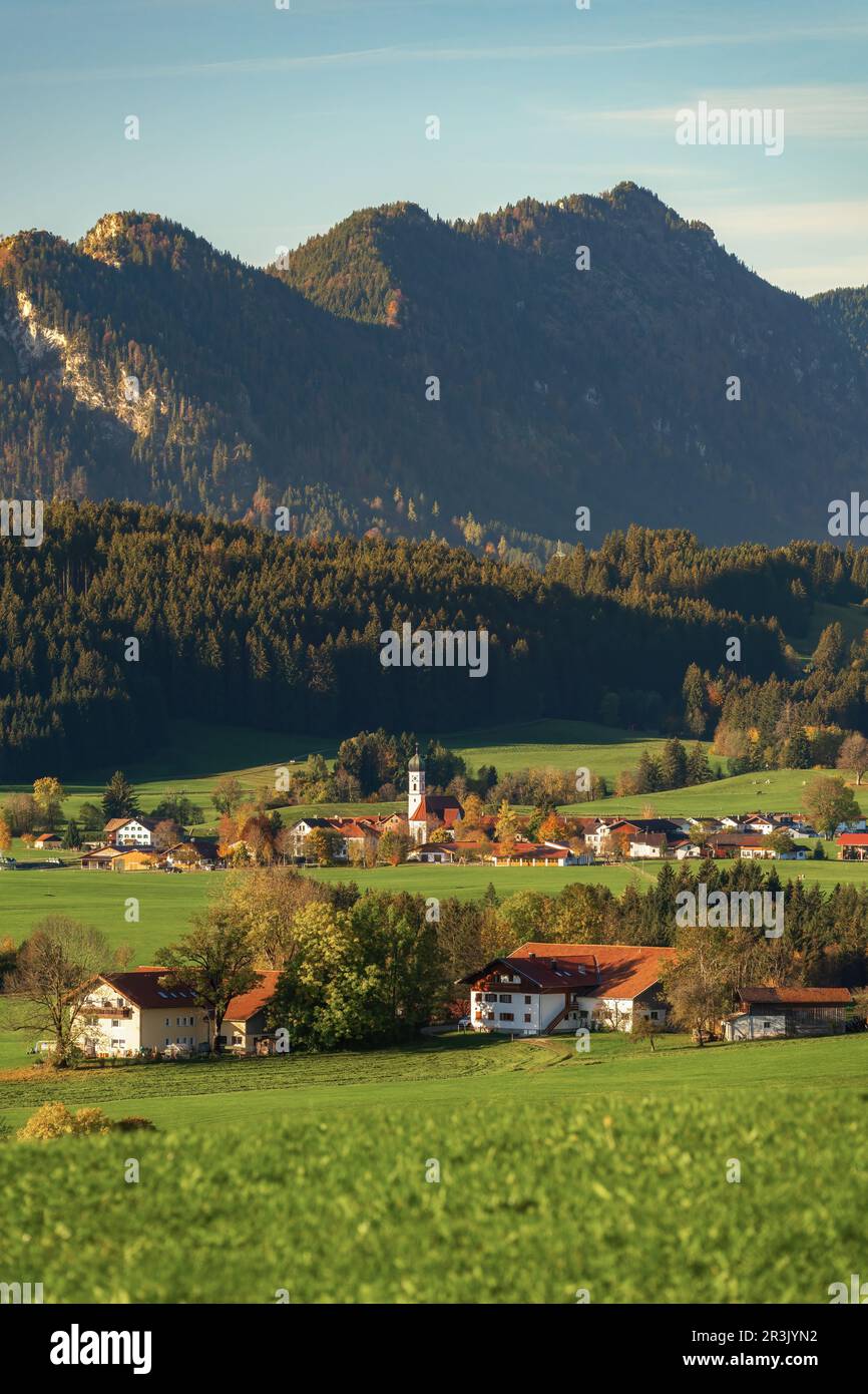 Dorf Eisenberg in OberallgÃ¤U im Herbst mit Bergen im Hintergrund Stockfoto