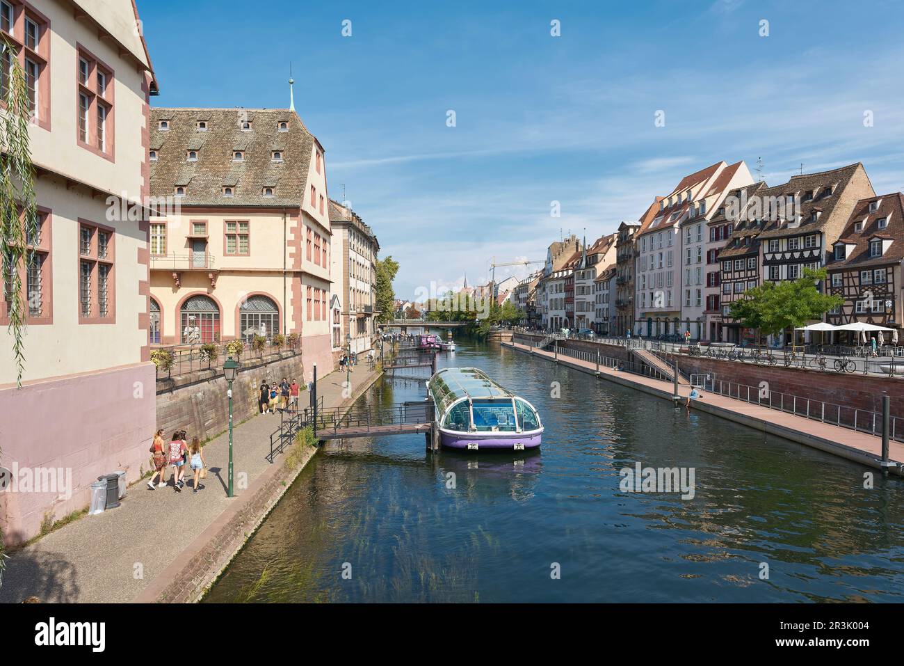 Altstadt von Straßburg in Frankreich mit Anlegestelle für Ausflugsboote auf der Ill Stockfoto