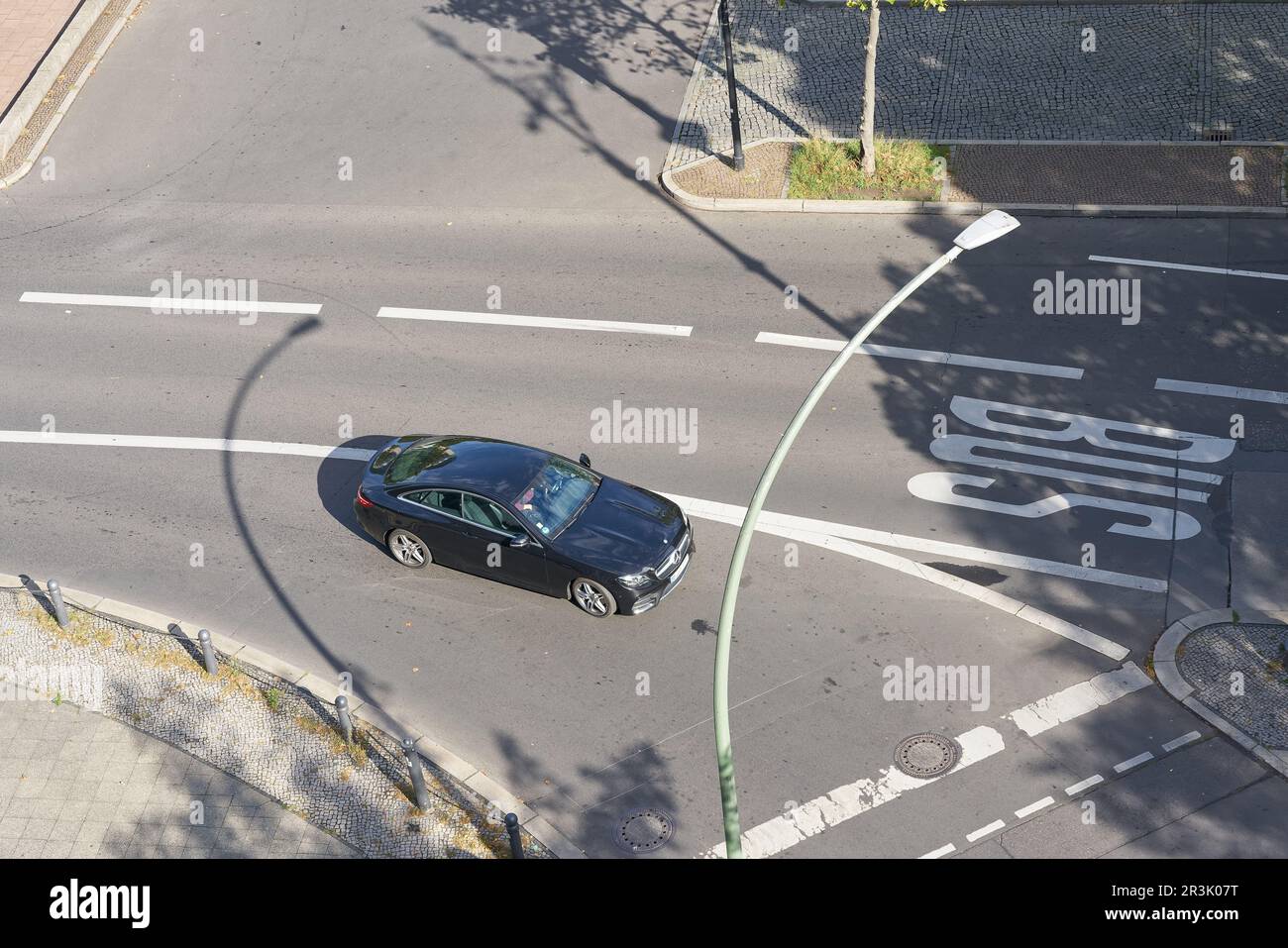 Straßenszene mit Autos am Kurfürstendamm in Berlin aus der Vogelperspektive Stockfoto