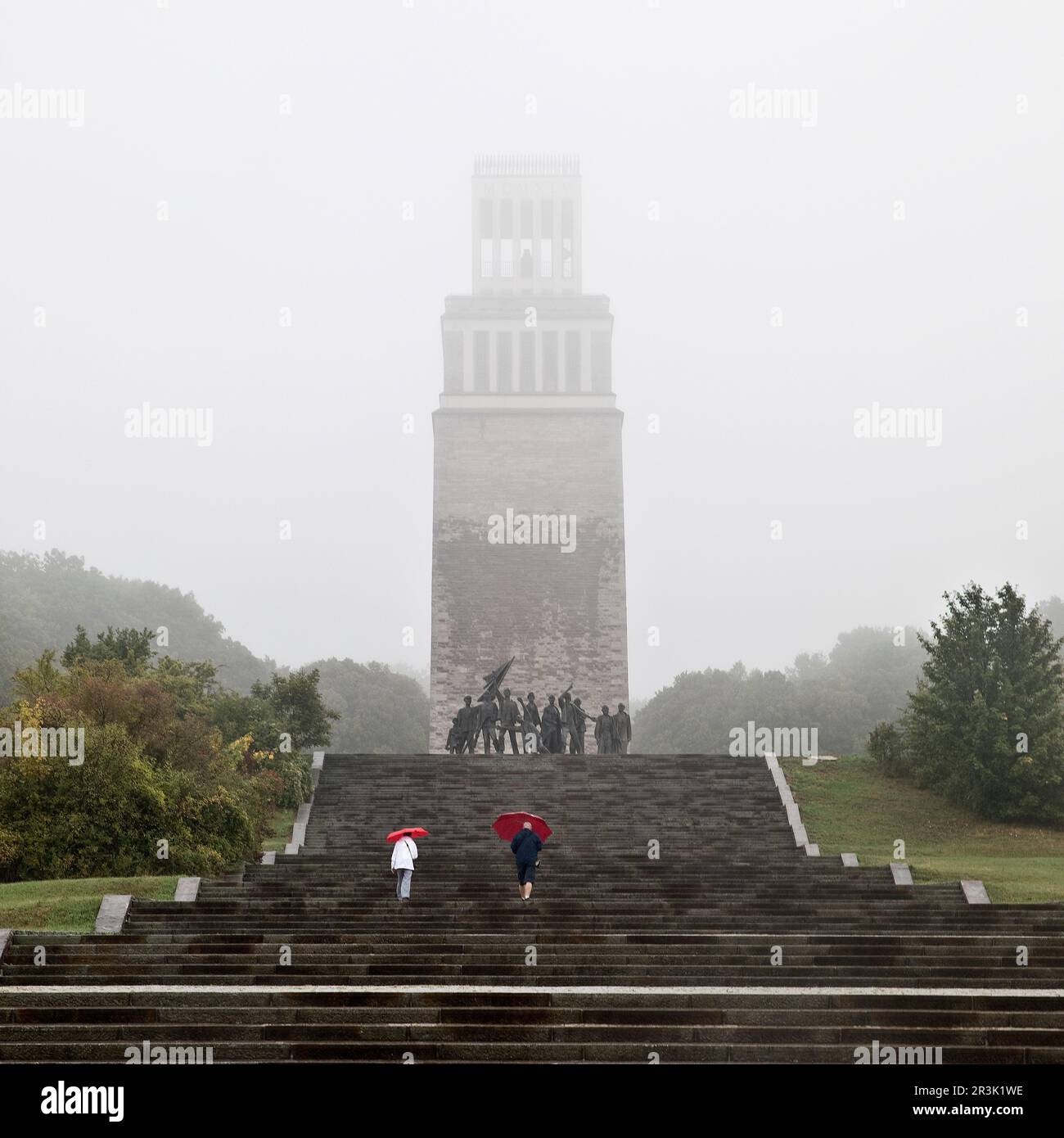 Treppe zur Gruppe der Figuren von Fritz Cremer mit dem Glockenturm, Buchenwald Memorial, Weimar Stockfoto