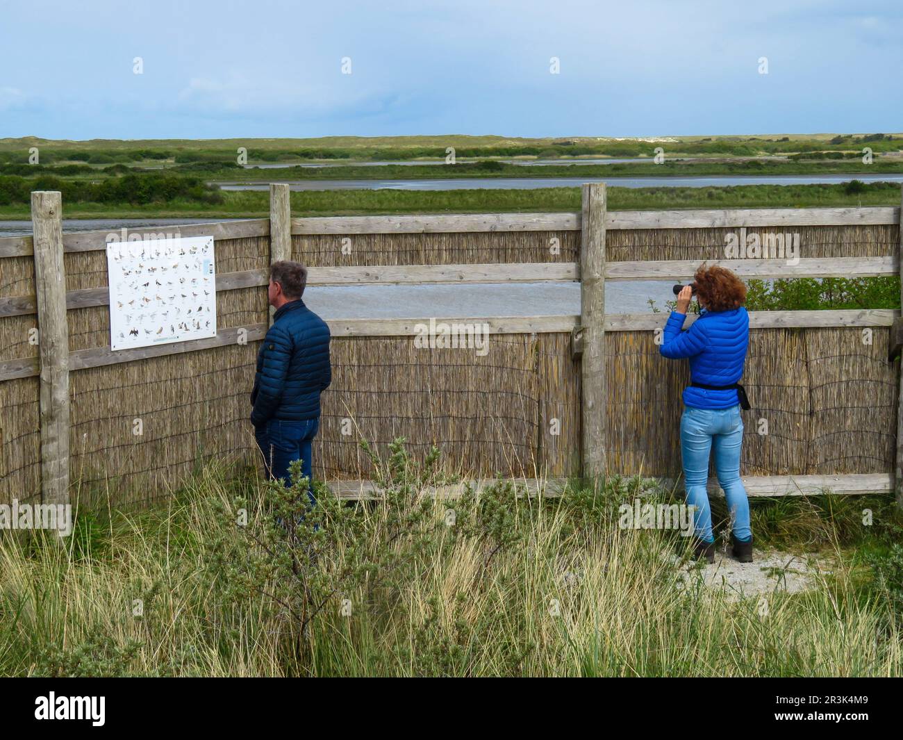 Niederlande; Ein Vogelfell wird verwendet, um Vögel in den Feuchtgebieten zu beobachten Kroons Polder auf der Insel Vlieland. Stockfoto