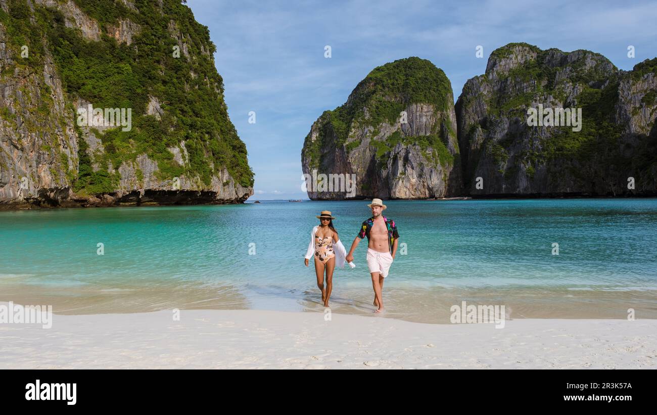 Maya Bay Beach Koh Phi Phi Thailand am Morgen mit türkisfarbenem Meer Stockfoto