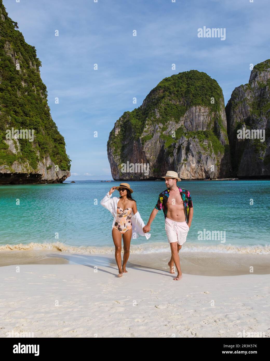 Maya Bay Beach Koh Phi Phi Thailand am Morgen mit türkisfarbenem Meer Stockfoto