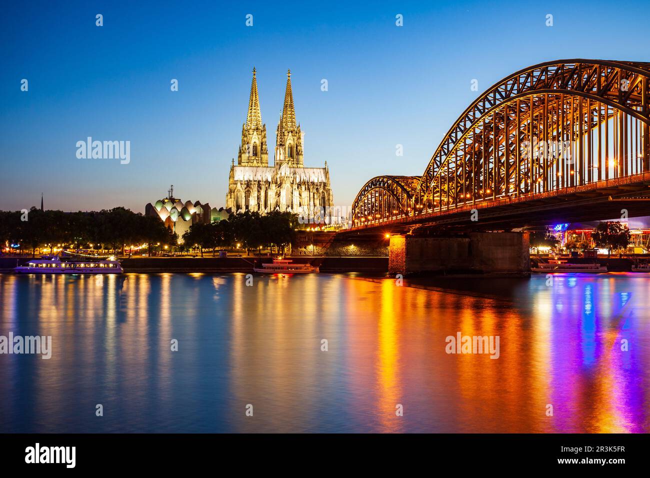 Kölner Dom und Hohenzollernbrücke durch Rhein in Köln, Deutschland Stockfoto