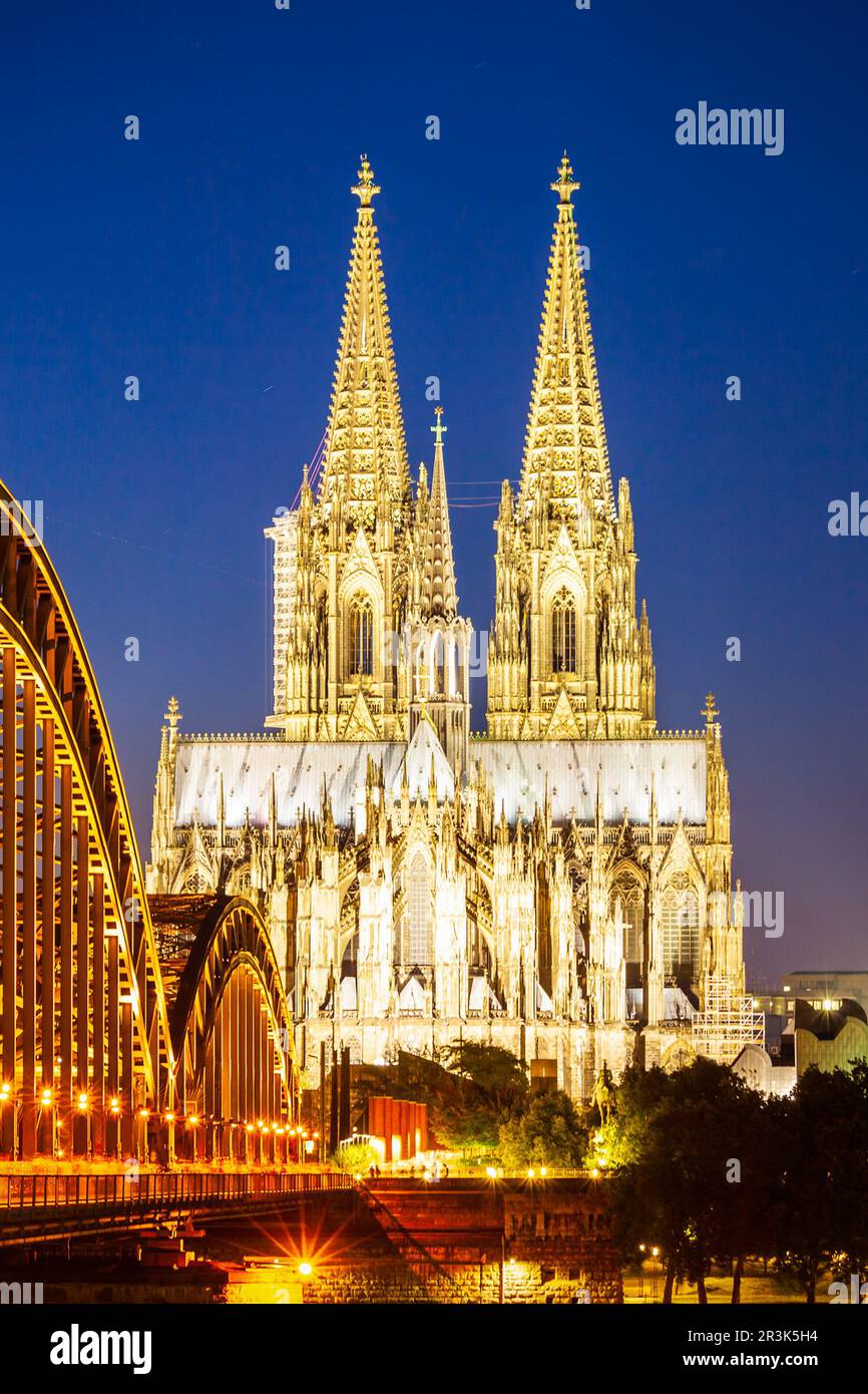Kölner Dom und Hohenzollernbrücke durch Rhein in Köln, Deutschland Stockfoto