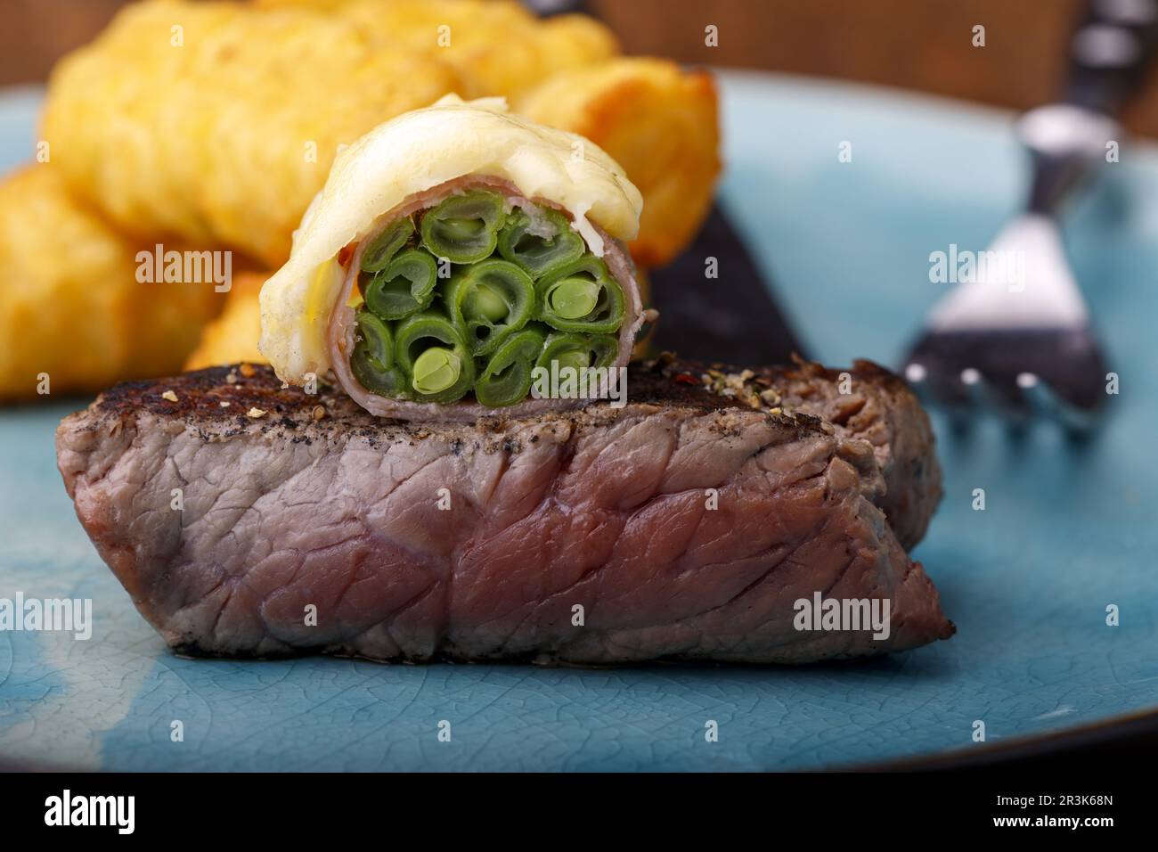Steak auf einem blauen Teller Stockfoto