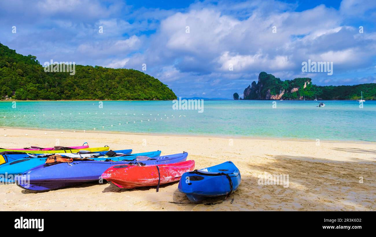 Koh Phi Phi Insel Thaiand, farbenfrohe Kajaks am Strand von Koh Phi Phi Don Stockfoto