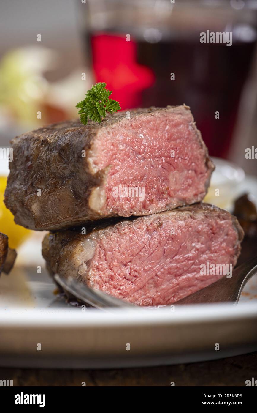 Scheiben von gegrilltem Steak auf einem Teller Stockfoto