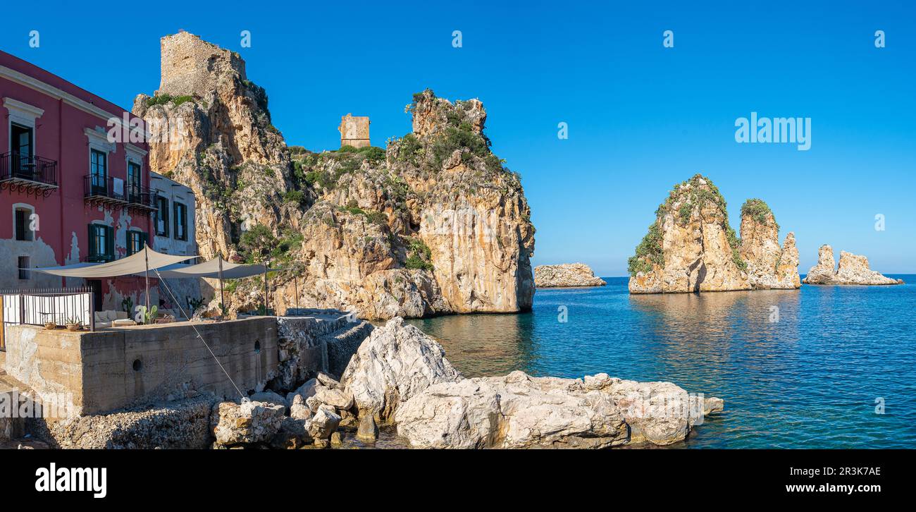 Die spektakulären Meeresstapel und die berühmte Tonnara von Scopello in Sizilien Stockfoto