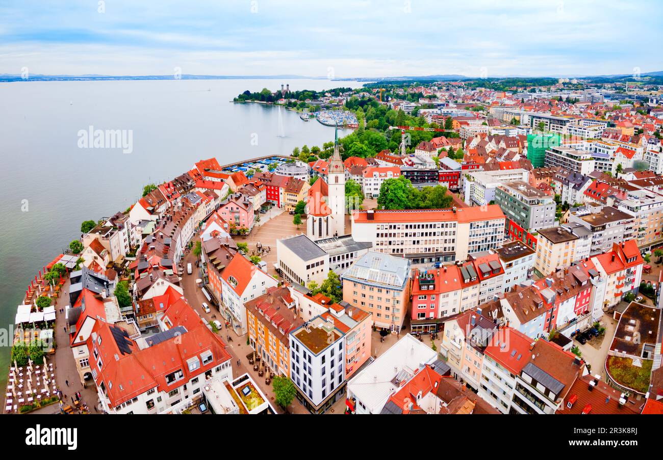 Friedrichshafen Luftpanorama. Friedrichshafen ist eine Stadt am Ufer des Bodensees in Bayern. Stockfoto