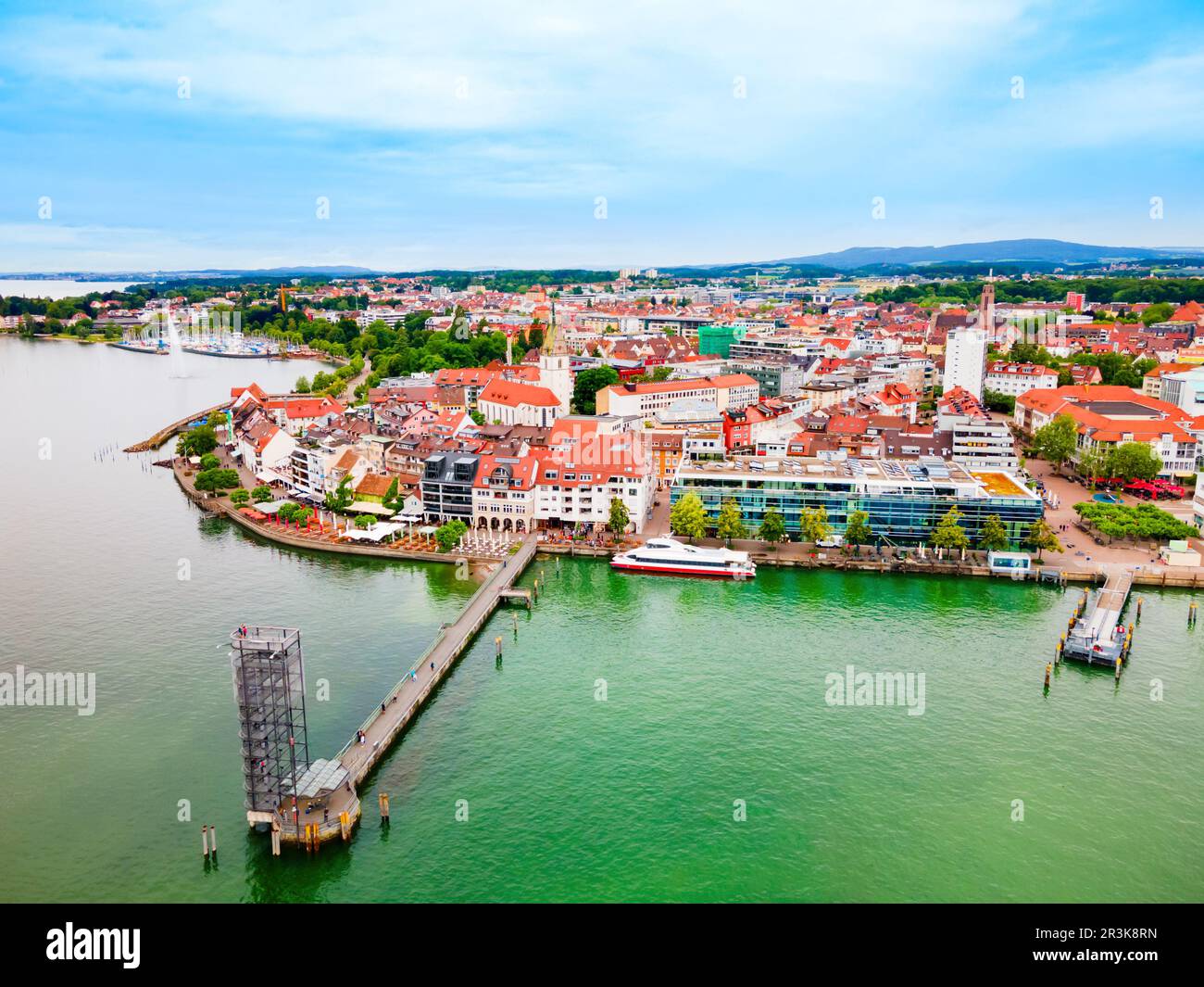 Friedrichshafen Luftpanorama. Friedrichshafen ist eine Stadt am Ufer des Bodensees in Bayern. Stockfoto