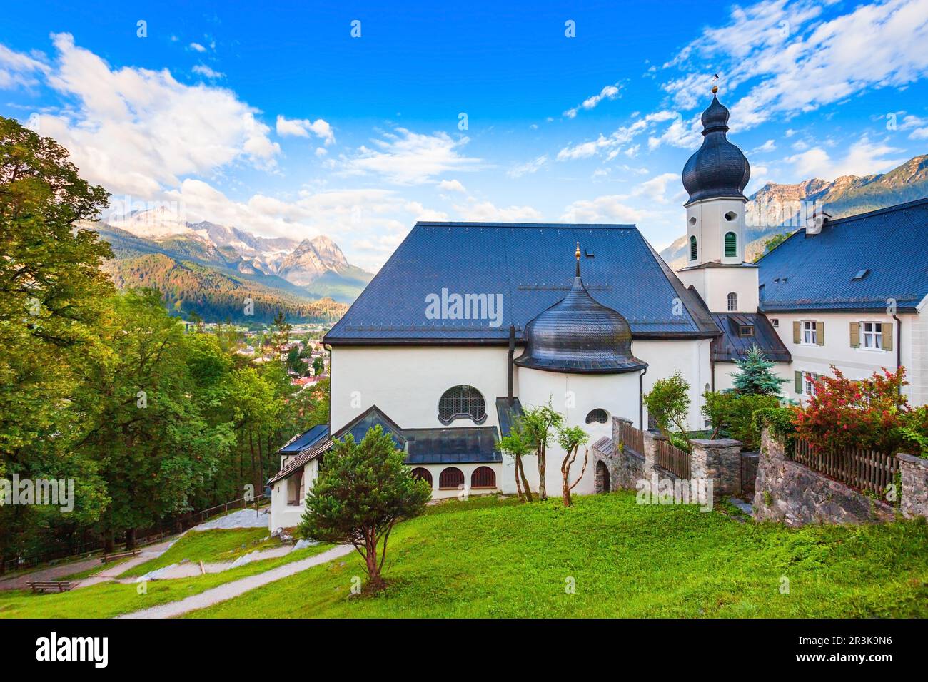 Die Wallfahrtskirche St. Anton ist eine Wallfahrtskirche und ein Franziskanerkloster oberhalb der Stadt Garmisch-Partenkirchen in Bayern Stockfoto