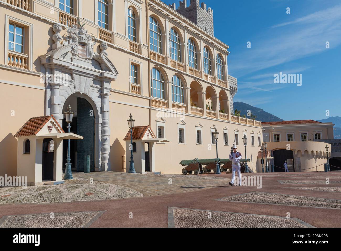 Monte Carlo - Wache mit Sommeruniform vor dem Königspalast Stockfoto