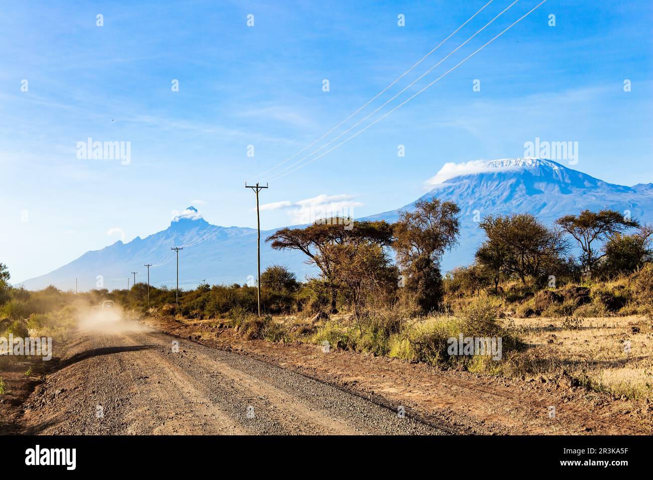 Unbefestigte Straße im Amboseli Park Stockfoto