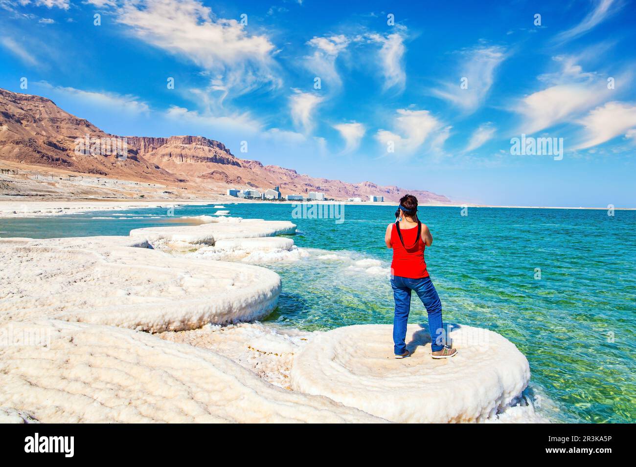 Eine Frau in einem roten T-Shirt Stockfoto