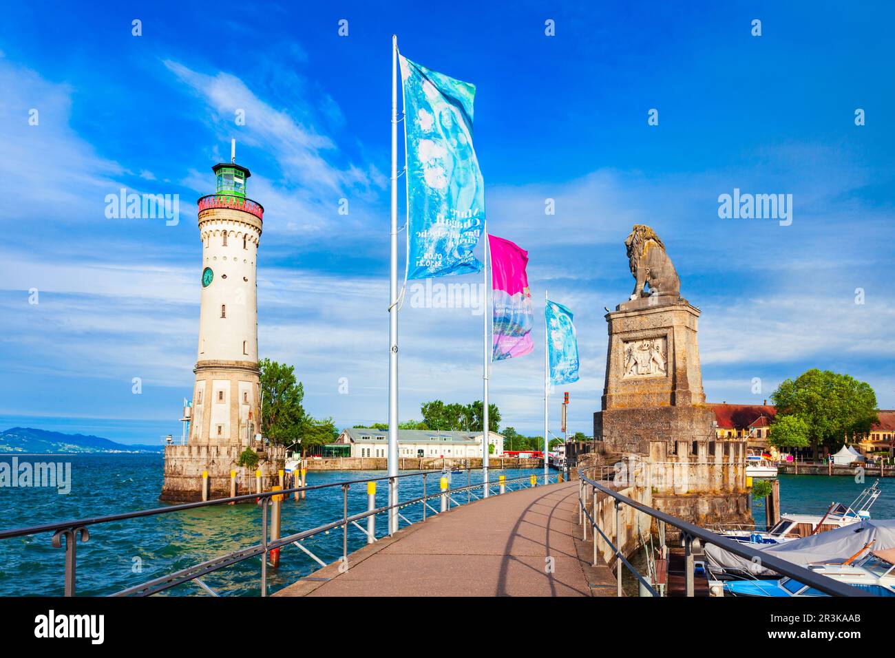 Neuer Lindau Leuchtturm und bayerische Löwenskulptur im Hafen von Lindau. Lindau ist eine große Stadt und Insel am Bodensee oder Bodensee in Bayern Stockfoto