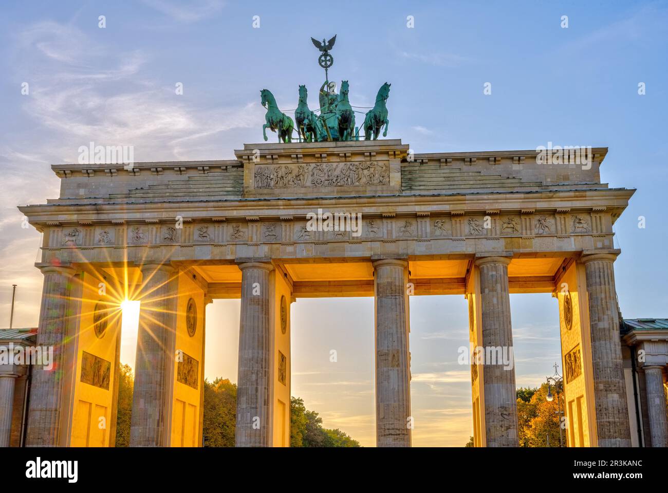 Das Brandenburger Tor in Berlin mit den letzten Sonnenstrahlen vor Sonnenuntergang Stockfoto