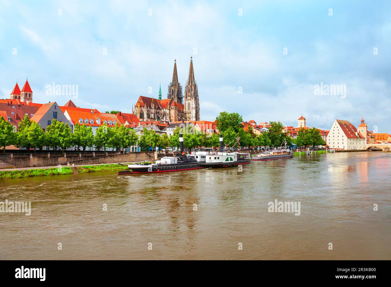 Der Regensburger Dom oder die St. Peter Kirche in der Nähe der Donau. Regensburg ist eine Stadt an der Donau in Bayern, Deutschland. Stockfoto