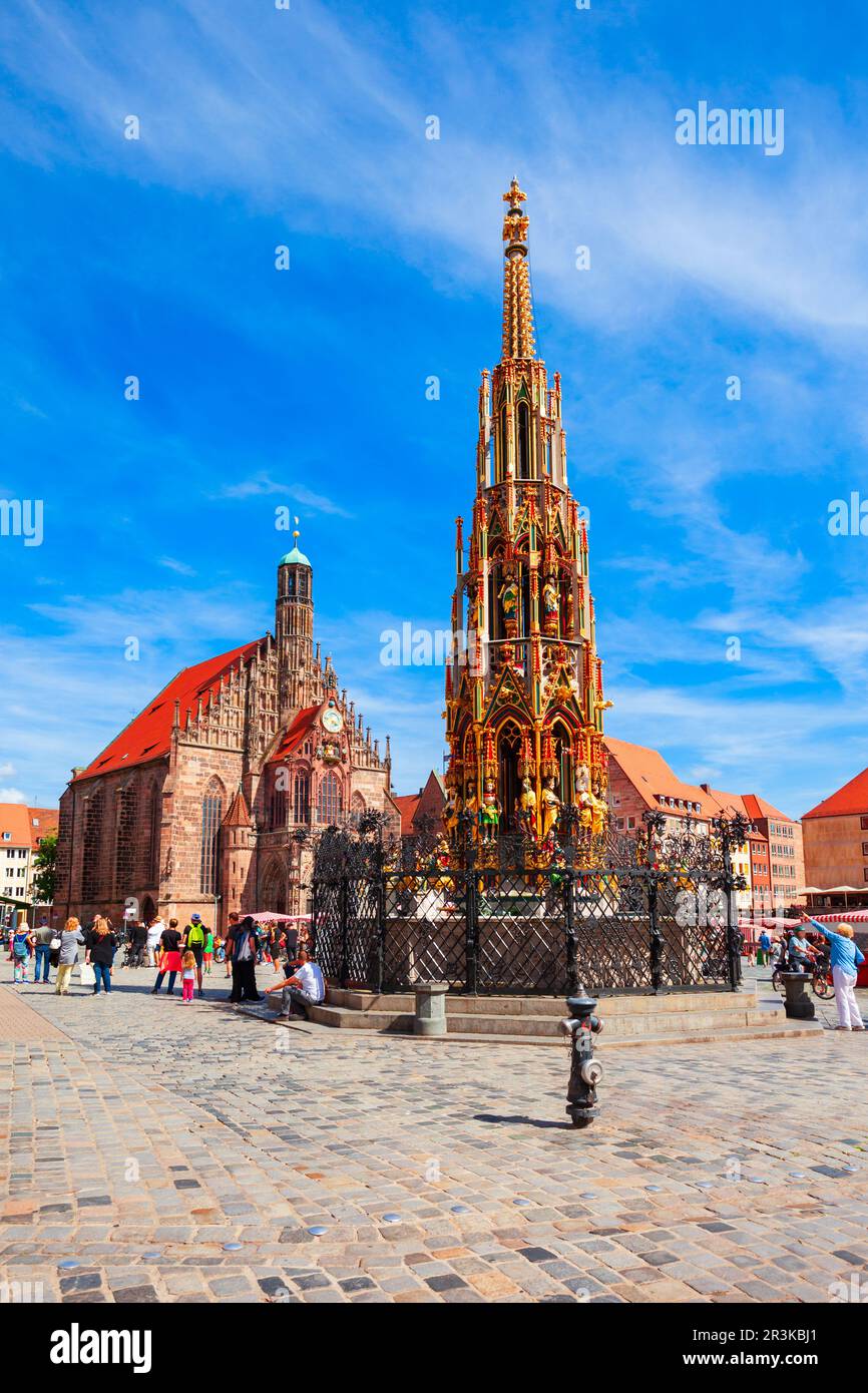 Schoner Brunnen antiker Brunnen und Frauenkirche am Hauptmarkt in der Nürnberger Altstadt. Nürnberg ist die zweitgrößte Stadt Bava Stockfoto