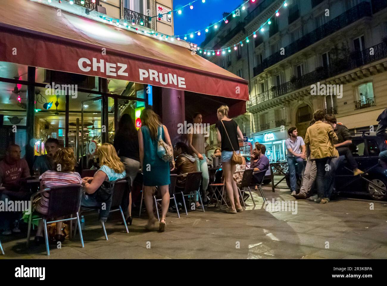 Paris, Frankreich, Crowd Junge Leute, die Getränke teilen, französisches Bistro, Café, Bar, Restaurant Terrasse im Canal Saint Martin Viertel, 'Chez Prune' französin Stockfoto