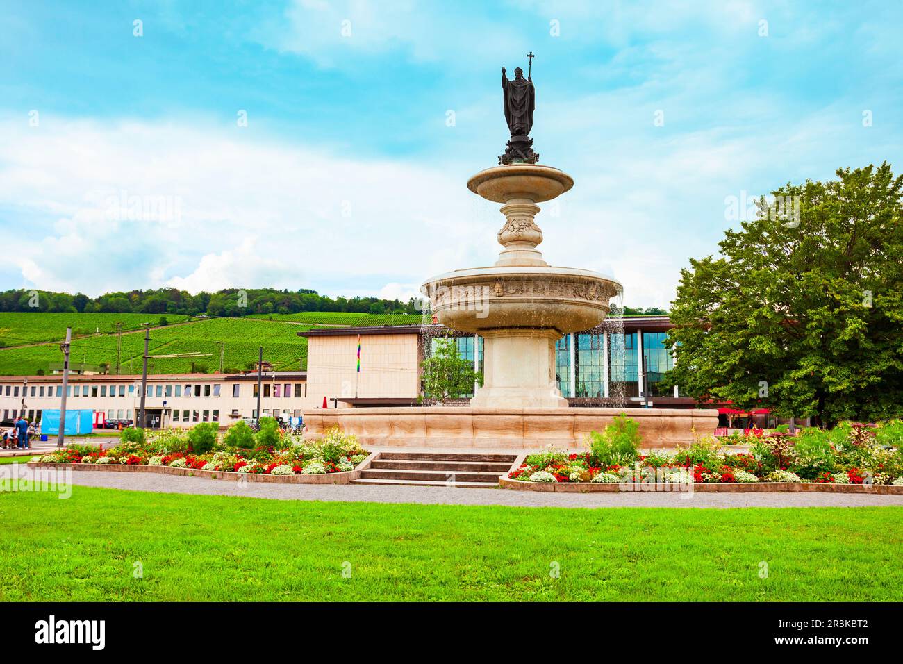 Kilianbrunnen in der Nähe des Hauptbahnhofs oder des Hauptbahnhofs von Würzburg. Es ist der Hauptbahnhof, der die Stadt Nürnberg in Bayern, Germa, verbindet Stockfoto