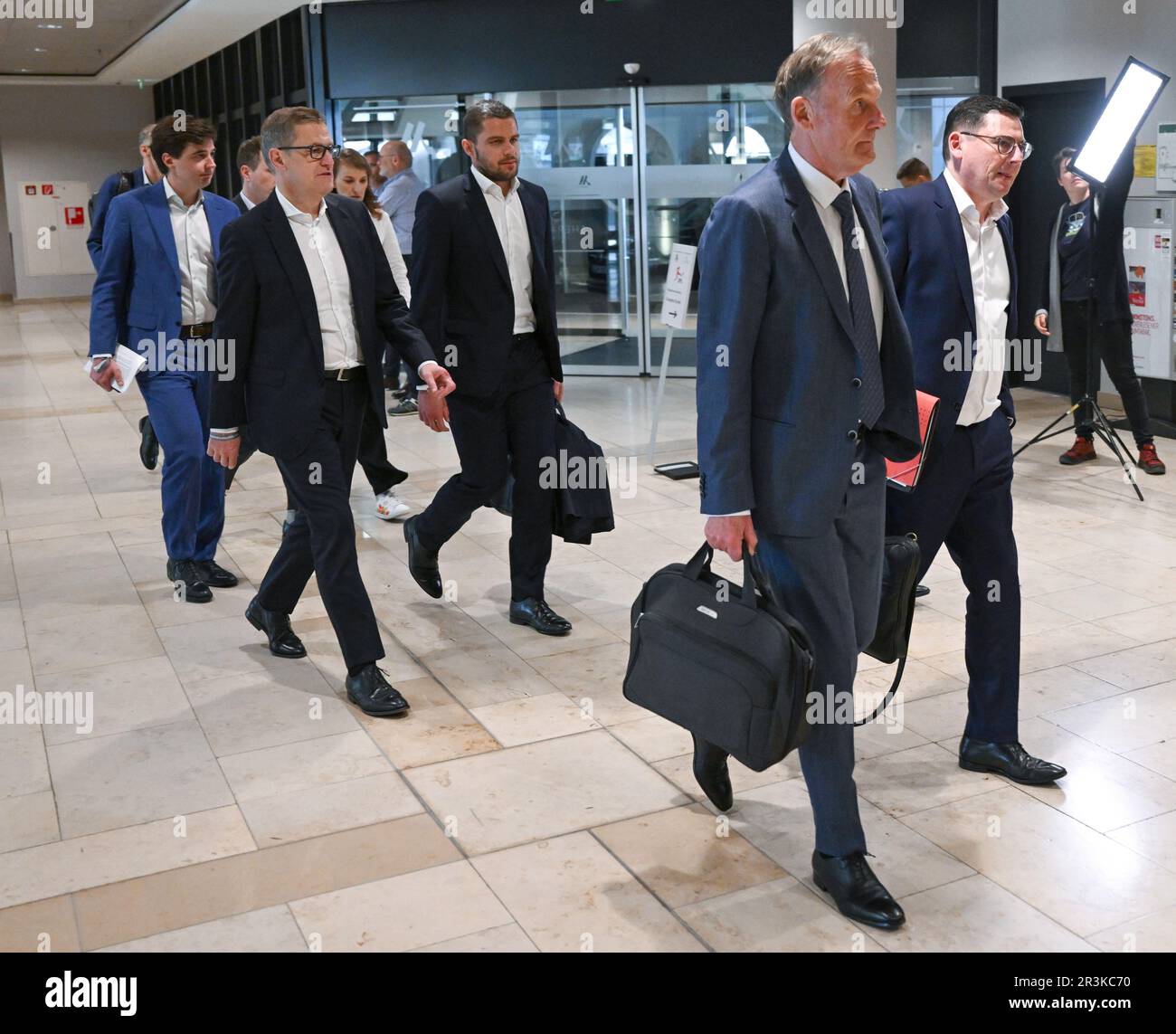 24. Mai 2023, Hessen, Frankfurt/Main: Hans-Joachim Watzke (2. von rechts), Geschäftsführer von Borussia Dortmund und Vorsitzender des DFL Supervisory Board, Oliver Leki (r), CFO von SC Freiburg und einer der beiden Geschäftsführer der DFL GmbH, Und Jan-Christian Dreesen (2. von links) sind auf dem Weg zur DFL-Hauptversammlung am Flughafen Frankfurt. Es geht um den möglichen Eintritt eines Investors in die Deutsche Fußballliga (DFL). Foto: Arne Dedert/dpa - WICHTIGER HINWEIS: Gemäß den Anforderungen der DFL Deutsche Fußball Liga und des DFB Deutscher Fußball-Bund ist es untersagt Stockfoto