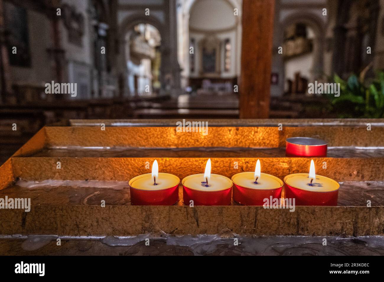 Kerzen mit Flammen in einer Kirche Stockfoto