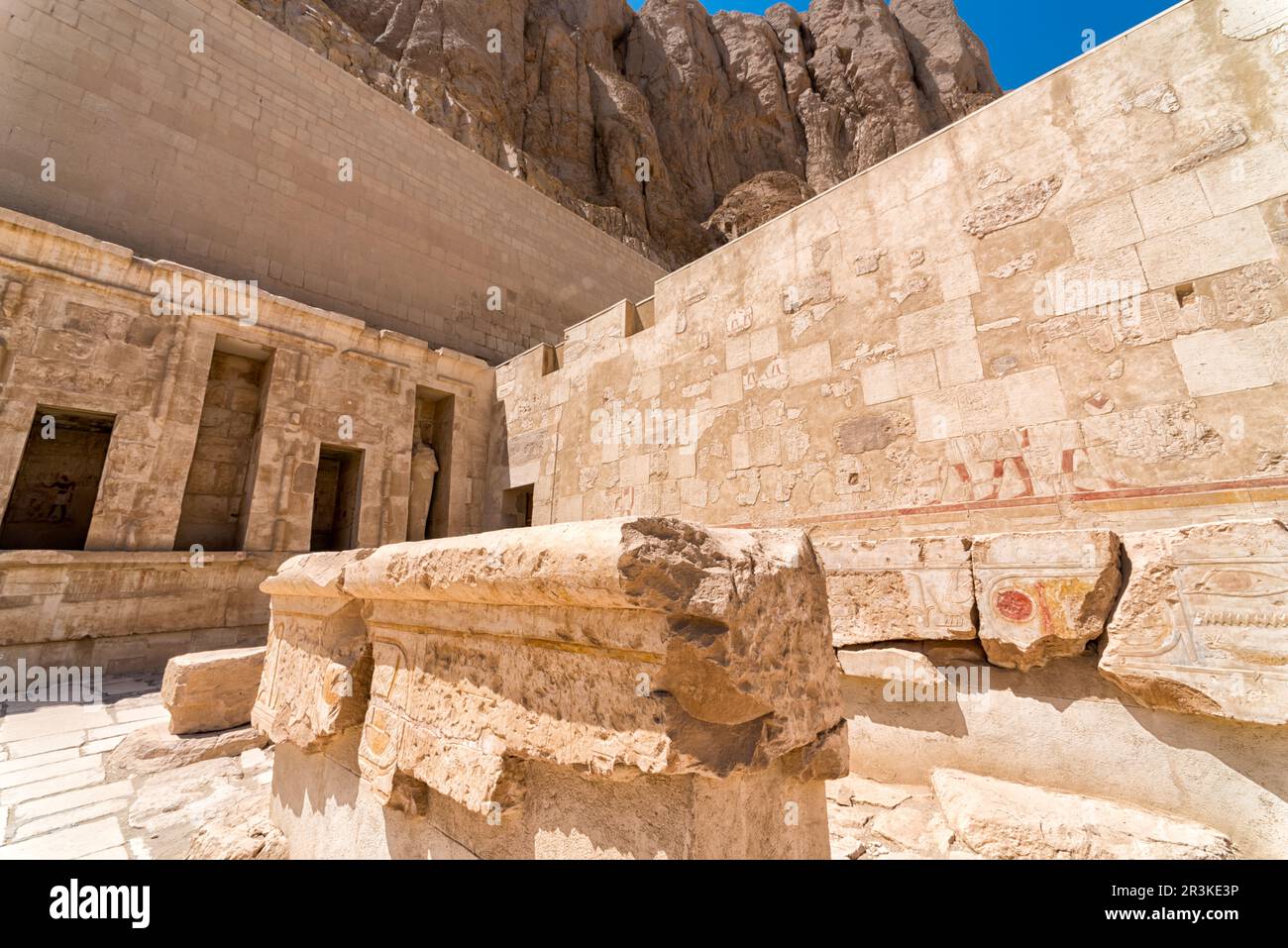 Antiker Tempel mit Hieroglyphen an der Wand in ägypten Stockfoto