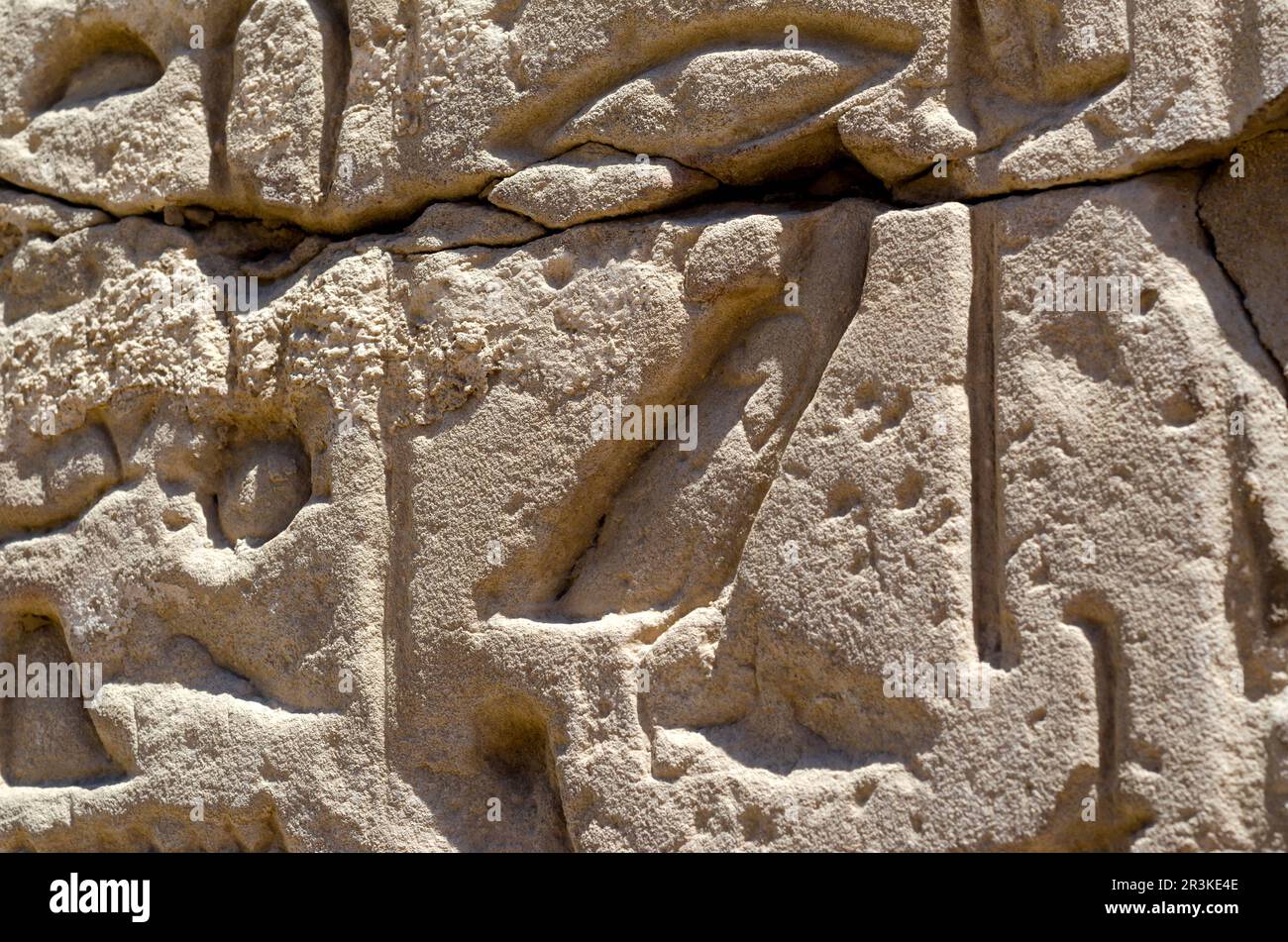 Alte Hieroglyphen an einer Steinmauer in agypten Stockfoto
