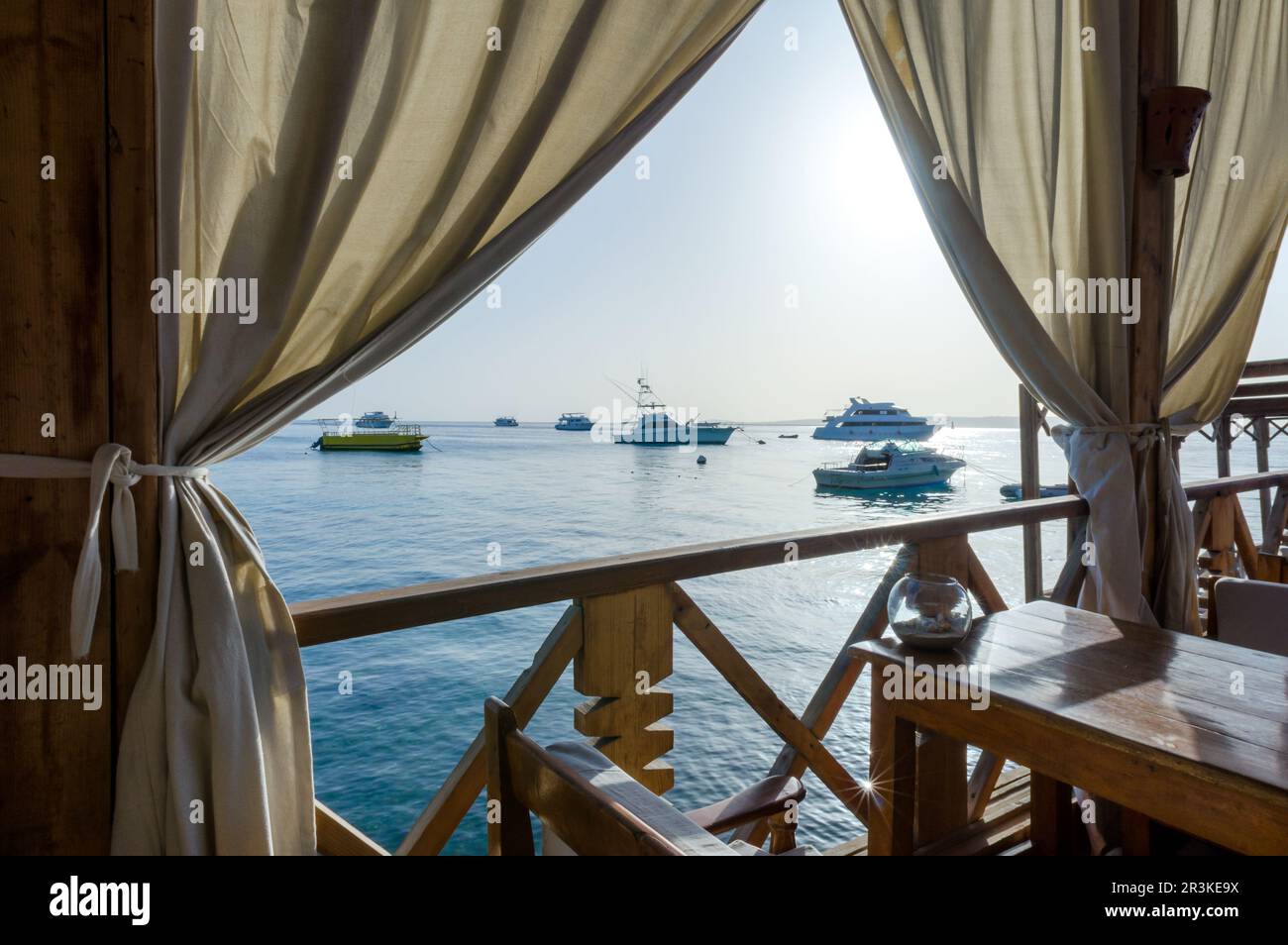 Blick von der Terrasse des Restaurants auf die Schiffe im Roten Meer in Ägypten Stockfoto