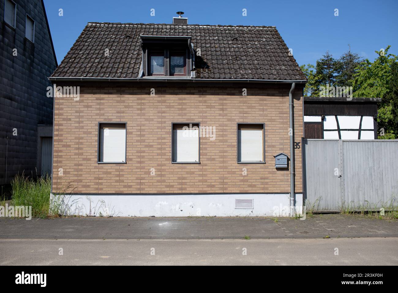 Verlassenes Dorf Manheim in der Nähe der Braunkohle Hambach im Frühjahr 2023 Stockfoto