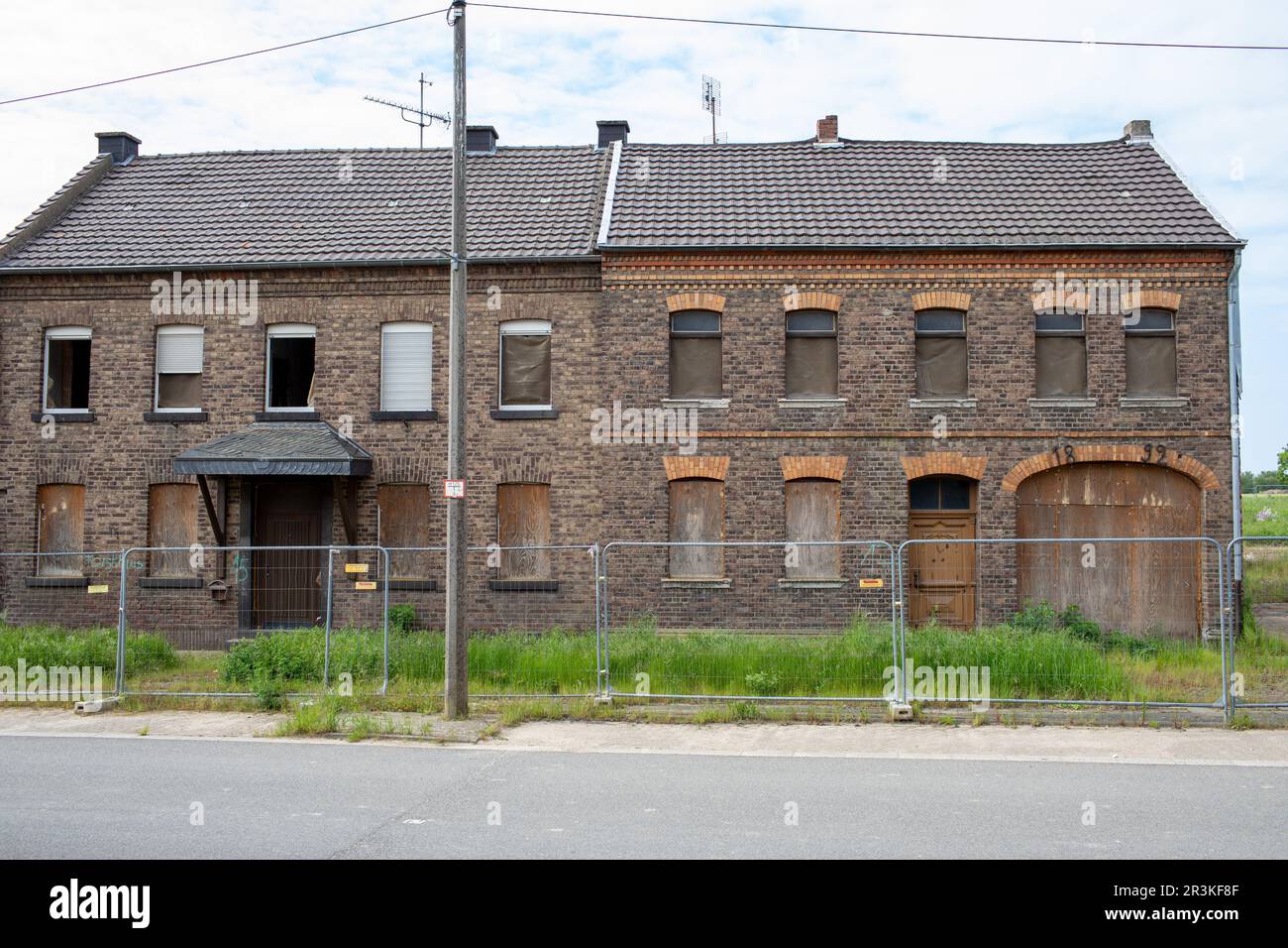 Verlassenes Dorf Manheim in der Nähe der Braunkohle Hambach im Frühjahr 2023 Stockfoto