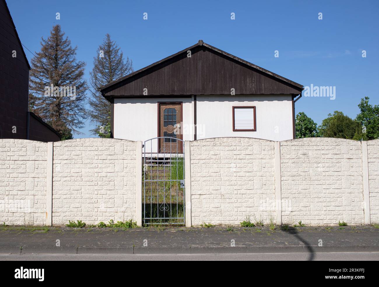 Verlassenes Dorf Manheim in der Nähe der Braunkohle Hambach im Frühjahr 2023 Stockfoto