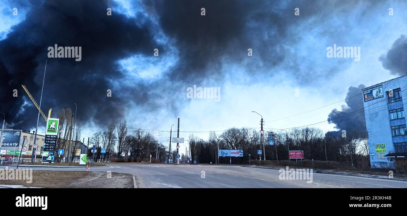 Rauch aus Feuer am Stadtrand nach einem Luftangriff russischer Flugzeuge auf die Stadt Cher Stockfoto