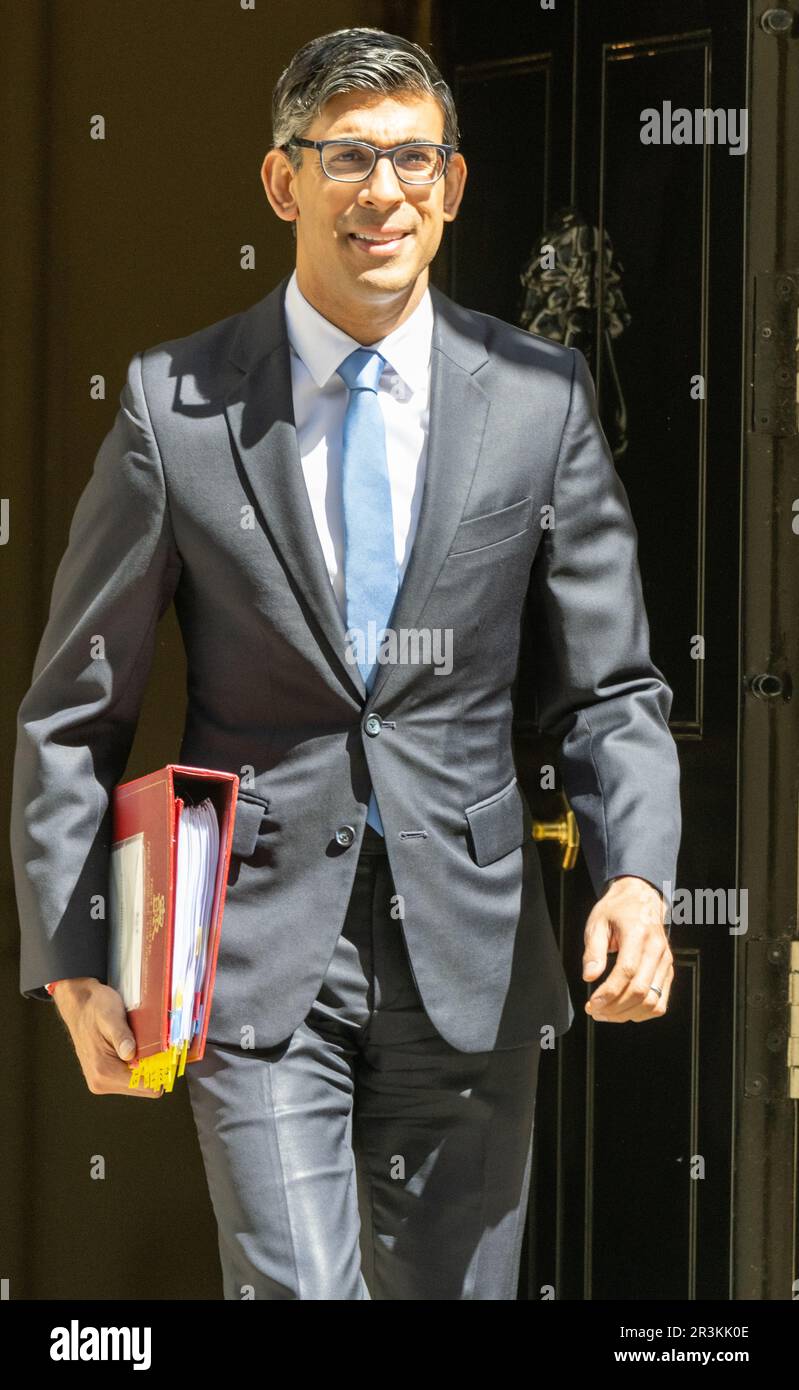 London, Großbritannien. 24. Mai 2023. Rishi Sunak, Premierminister, verlässt die Downing Street 10 für Fragen der Premierminister: Ian Davidson/Alamy Live News Stockfoto