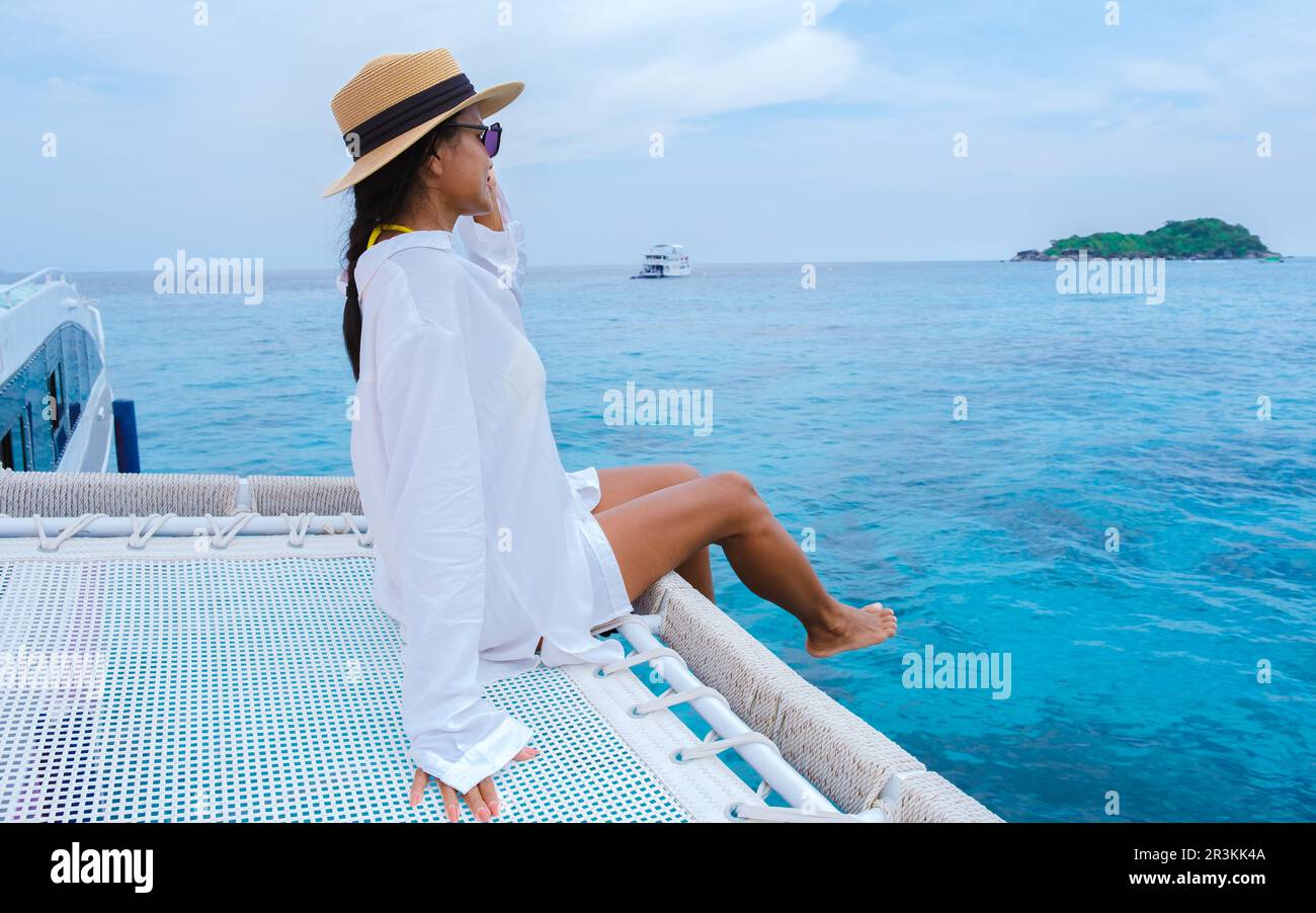 Asiatische thailändische Frauen auf einer Bootsfahrt in einem Katamaran in der Nähe der Similan-Inseln Thailand Stockfoto