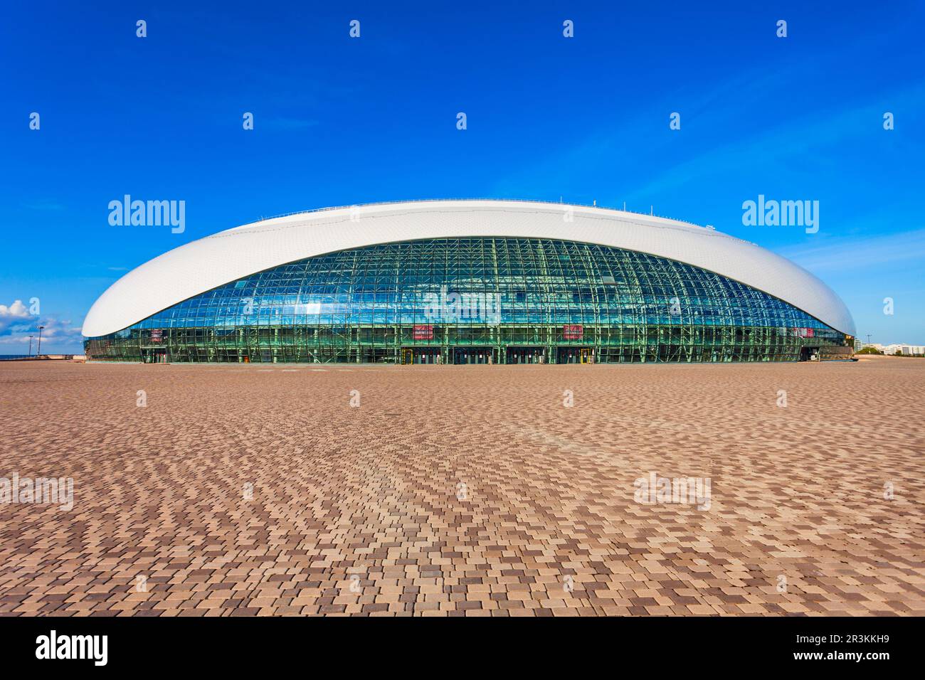 Sotschi, Russland - 04. Oktober 2020: Bolschoy Ice Dome im Olympischen Park von Sotschi, der für die Olympischen Winterspiele 2014 gebaut wurde. Stockfoto