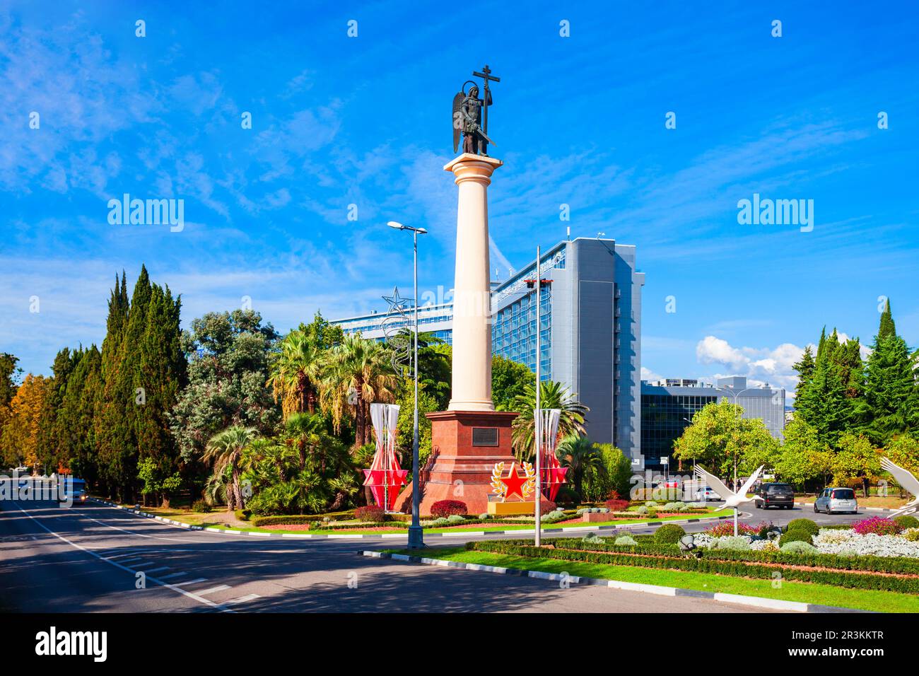 Sotschi, Russland - 04. Oktober 2020: St. Michael, das Denkmal der Erzengel-Säule im Zentrum der Sochi-Resortstadt in Russland Stockfoto