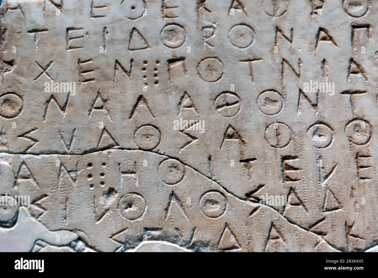 Alte griechische Buchstaben in Stein Stockfoto